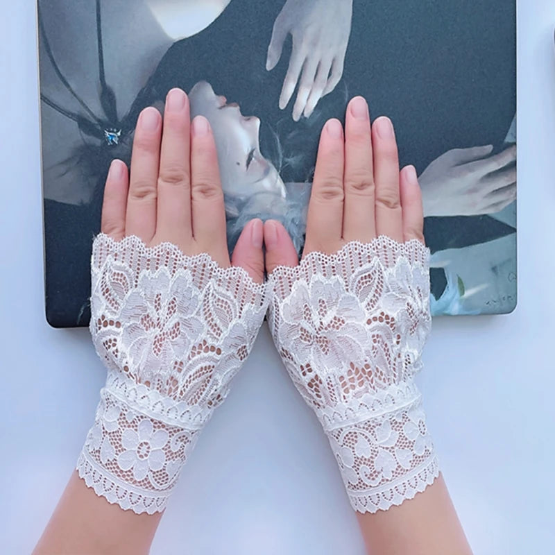 Gants Courts en Dentelle Noire – Volants Élégants & Détails Romantiques