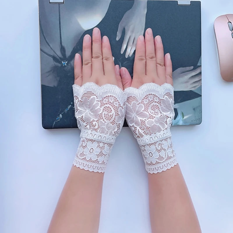 Gants Courts en Dentelle Noire – Volants Élégants & Détails Romantiques