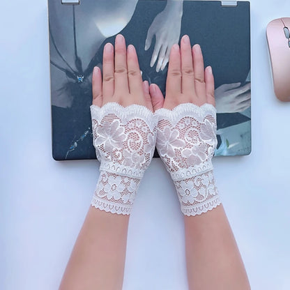 Gants Courts en Dentelle Noire – Volants Élégants & Détails Romantiques