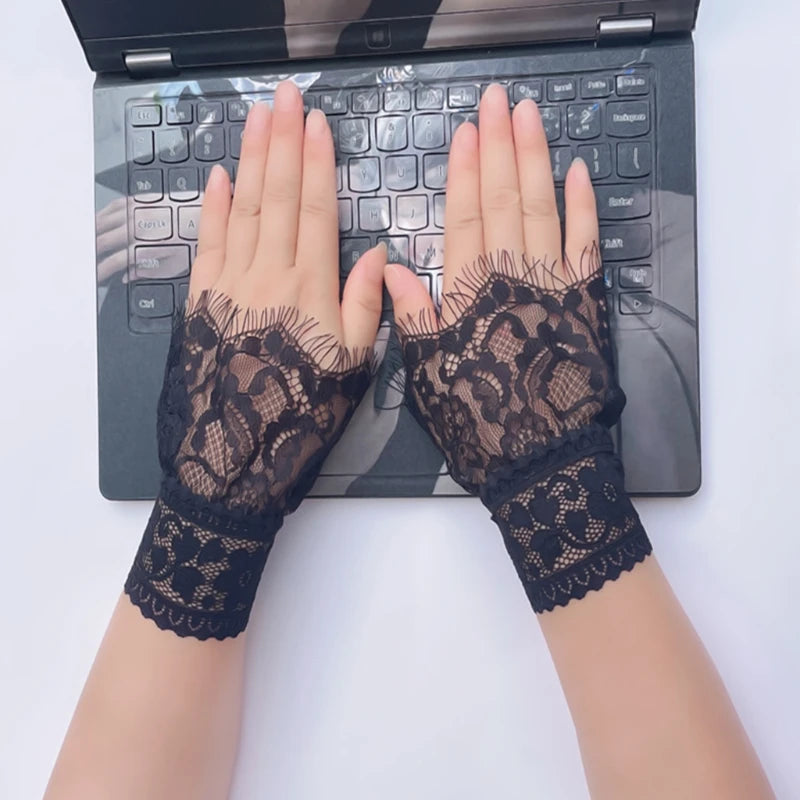 Gants Courts en Dentelle Noire – Volants Élégants & Détails Romantiques