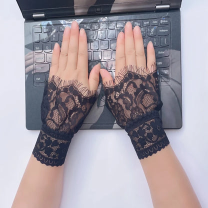 Gants Courts en Dentelle Noire – Volants Élégants & Détails Romantiques
