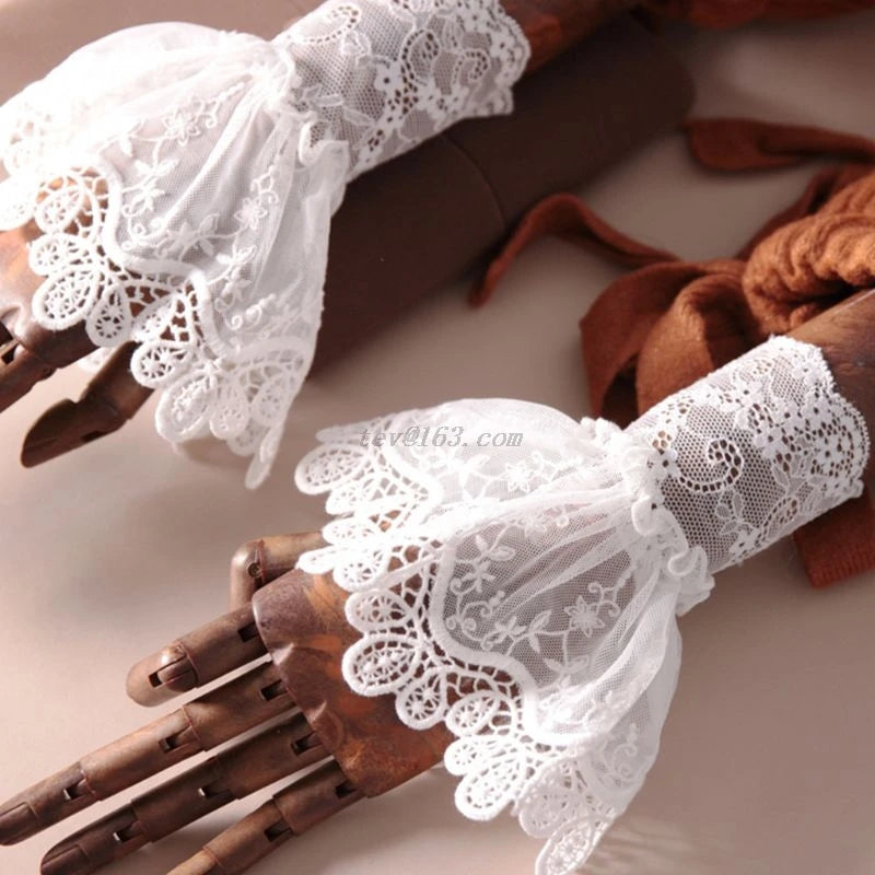 Gants Courts en Dentelle Noire – Volants Élégants & Détails Romantiques