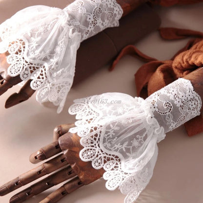 Gants Courts en Dentelle Noire – Volants Élégants & Détails Romantiques