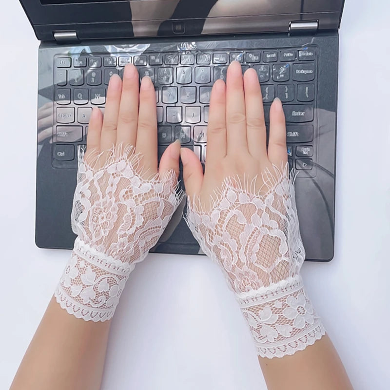 Gants Courts en Dentelle Noire – Volants Élégants & Détails Romantiques