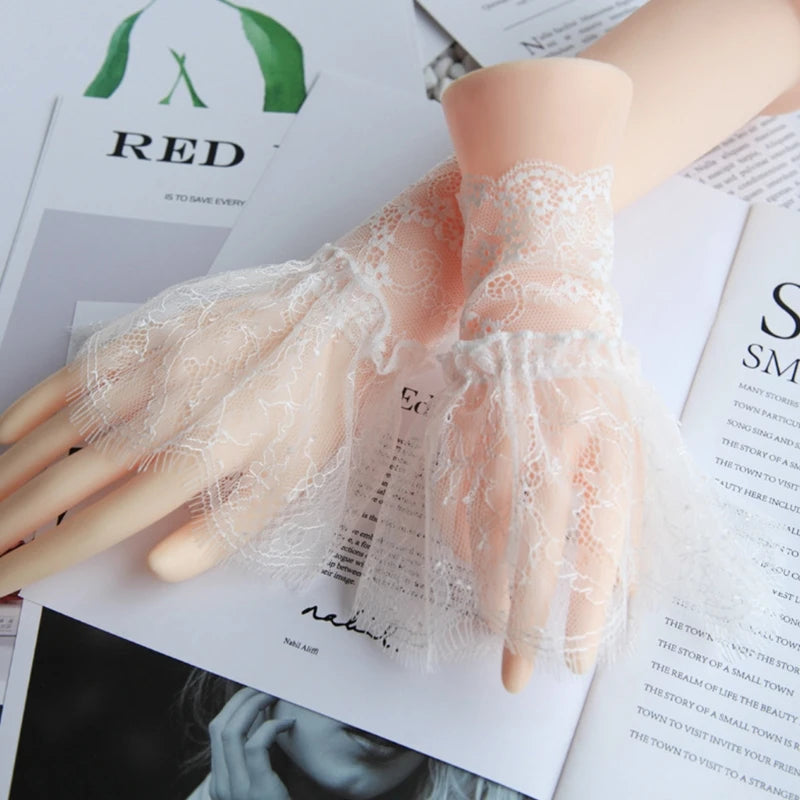 Gants Courts en Dentelle Noire – Volants Élégants & Détails Romantiques