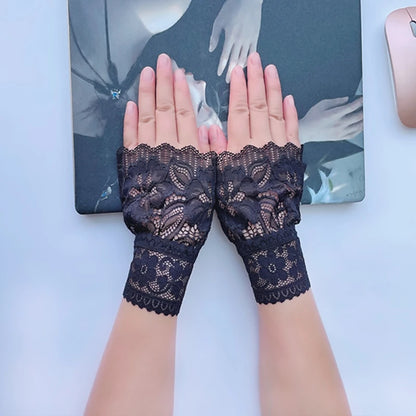 Gants Courts en Dentelle Noire – Volants Élégants & Détails Romantiques