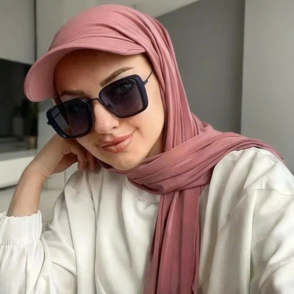 Hijab avec Casquette Integrée – Praticité et Élégance en Un Seul Geste