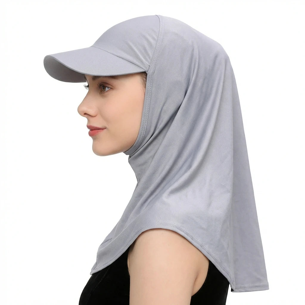 Hijab musulman uni avec visière intégrée et bonnet extensible pour femme, offrant confort, protection solaire et couverture optimale pour le quotidien et la prière.