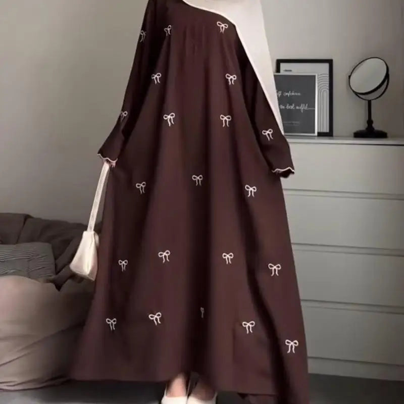 Abaya Femme Élégante – Motifs Brodés & Coupe Fluide