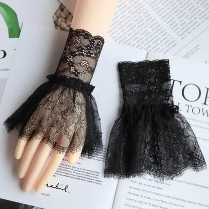 Gants Courts en Dentelle Noire – Volants Élégants & Détails Romantiques