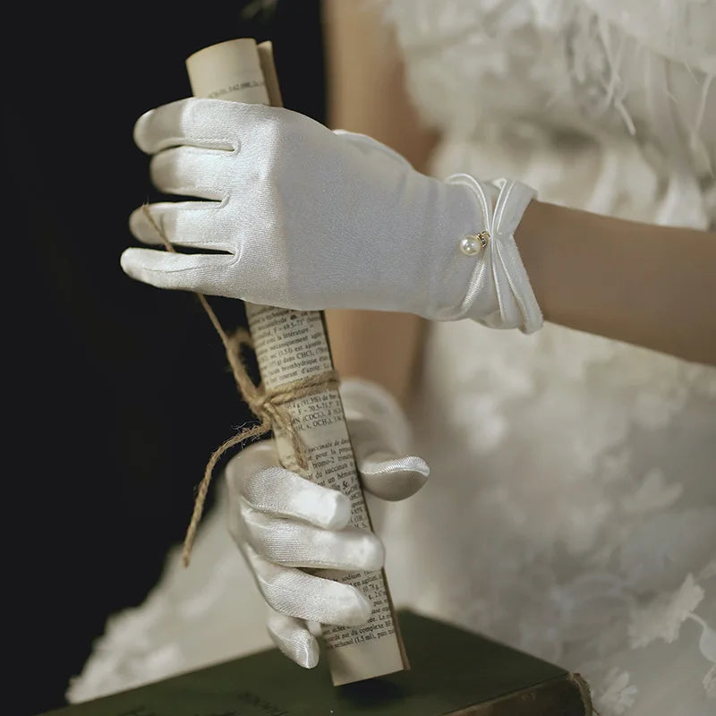 Gants Satinés Élégants – (Accessoire Chic pour Mariage et Soirée)