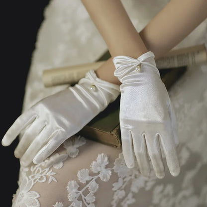 Gants Satinés Élégants – (Accessoire Chic pour Mariage et Soirée)