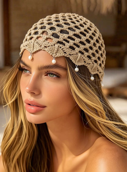 Bonnet Bohème en Maille Ajourée avec Pendentifs en Perles