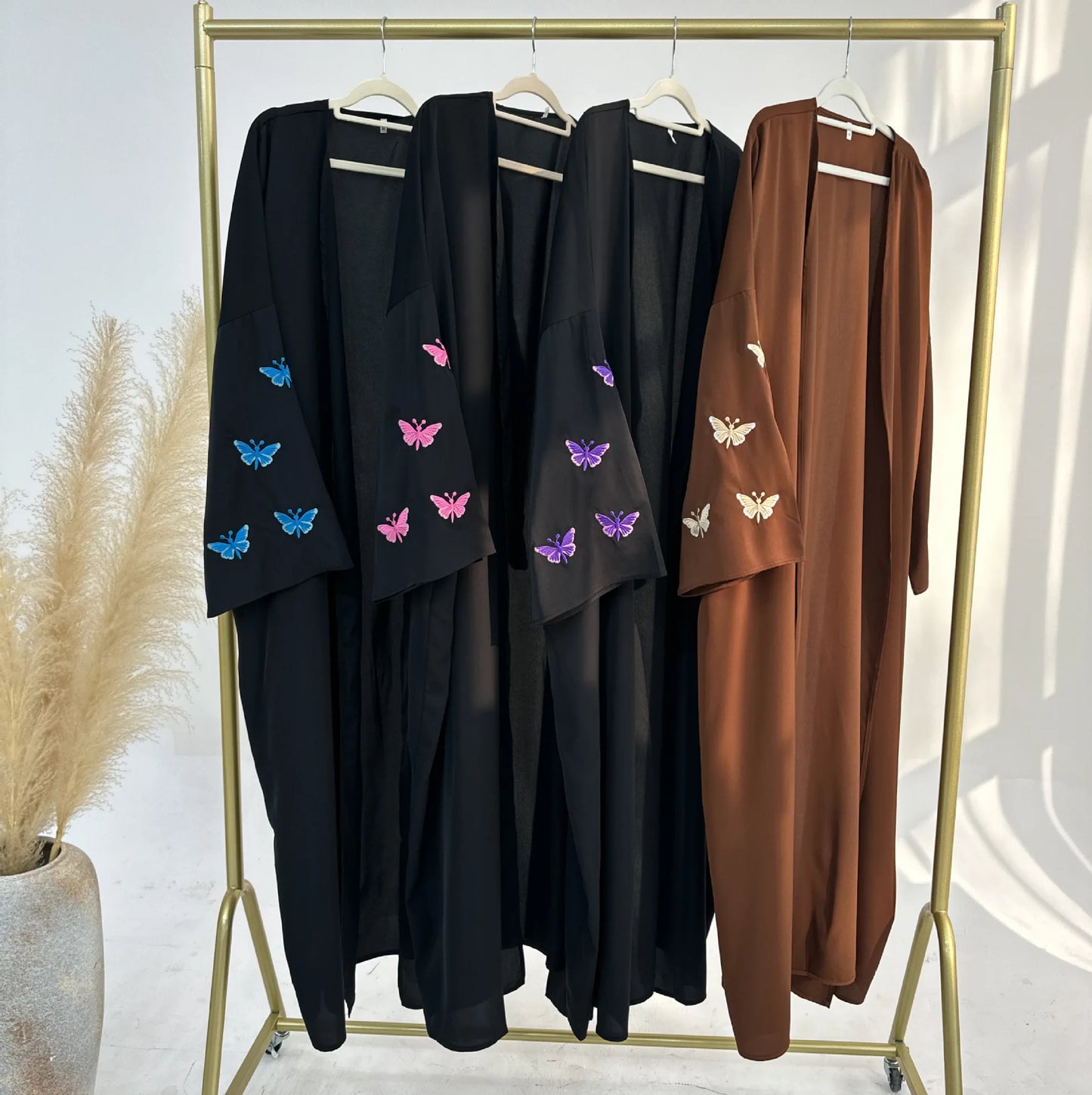 Abaya Kimono Noire Brodée Papillons – Tenue Modeste Élégante